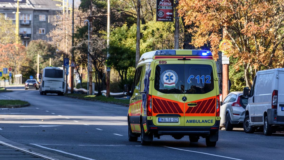 Ordítva rohant a mentőautó felé és betondarabbal támadott a miskolci férfi, aki nem akarta, hogy kórházba vigyék az élettársát