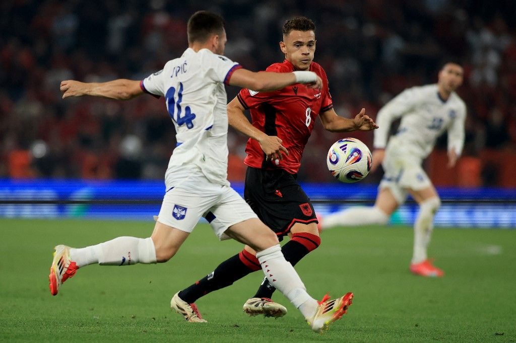 Albánia és Szerbia tiranai vb-selejtezőjén, Albania's midfielder #08 Kristjan Asllani (C) and Serbia's midfielder #14 Andrija Zivkovic (L) fight for the ball during the 2026 World Cup qualifiers Europe zone, 1st round group K football match between Albania and Serbia at the Air Albania Stadium in Tirana on June 7, 2025. (Photo by Adnan Beci / AFP)