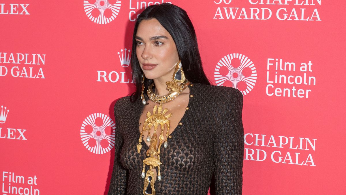 Dua Lipa borzalmas sebeket tépett fel a Liverpool szentélyében adott koncertjén + videó