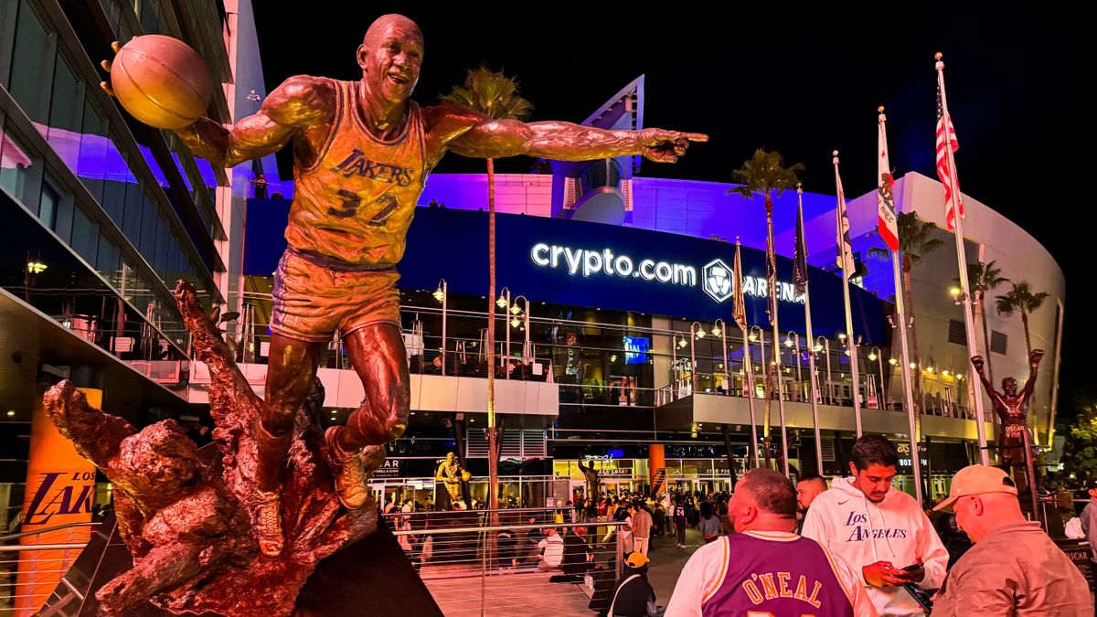 A Los Angeles Lakers hazai pályája a Crypto.com Arena, ahol a Lakers legendájának, Magic Jonhsonnak a szobra áll.