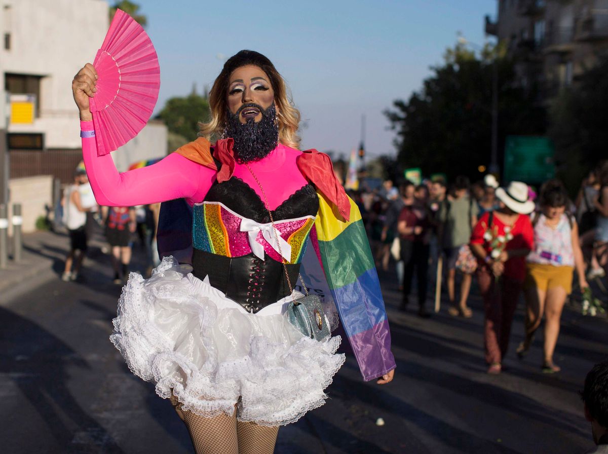 Jelmezes résztvevő az évenként rendezett jeruzsálemi Gay Pride melegfelvonuláson (MTI/EPA/Abir Szultan)