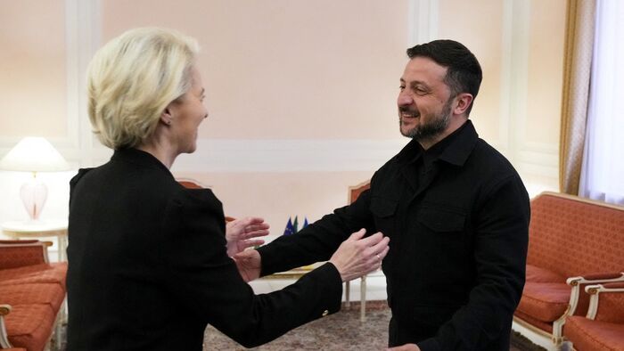 Ursula Von Der Leyen, az Európai Tanács elnöke és Volodiymir Zelenszkij, Ukrajna elnöke 