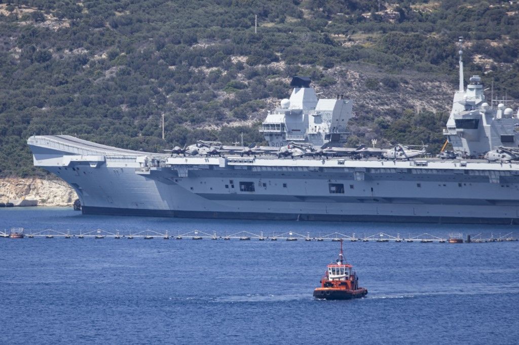 A Királyi Haditengerészet HMS Prince of Wales repülőgép-hordozója, a flotta zászlóshajója