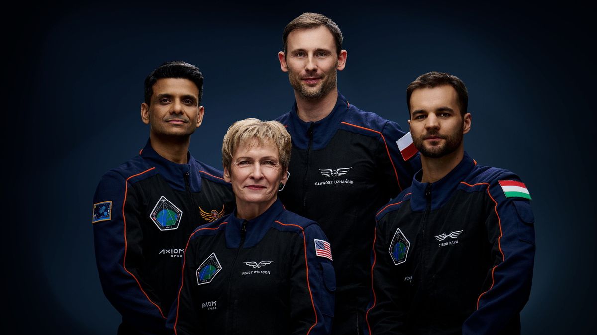 Kapu Tibor Houston, 2025. január 30.Az Axiom Space által közreadott képen jobbról Kapu Tibor magyar kutatóűrhajós, az Axiom-4 űrmisszió küldetésspecialistája, a lengyel Sławosz Uznański-Wiśniewski, az űrmisszió küldetésspecialistája, Peggy Whitson amerikai parancsnok és Shubhanshu Shukla indiai pilóta Houstonban 2025. január 30-án. A NASA és nemzetközi partnerei elfogadták az Axiom Space negyedik küldetését, melynek tagjaként Kapu Tibor magyar kutatóűrhajós leghamarabb 2025 tavaszán elindulhat a Nemzetközi Űrállomás fedélzetére a floridai Kennedy Űrközpontból - közölte a HUNOR - Magyar Űrhajós Program 2025. január 30-án az MTI-vel.MTI/Axiom Space