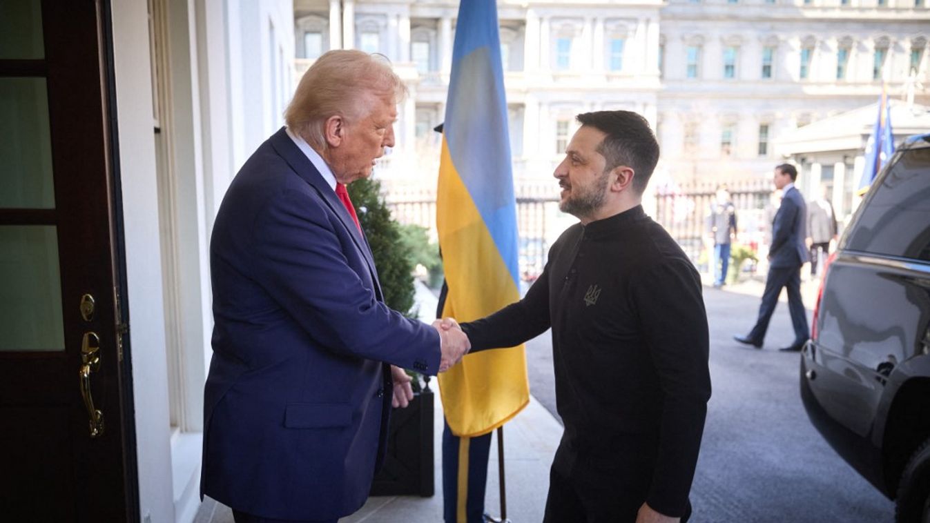 Donald Trump amerikai elnök (B) és Volodimir Zelenszkij ukrán elnök (Fotó: AFP)