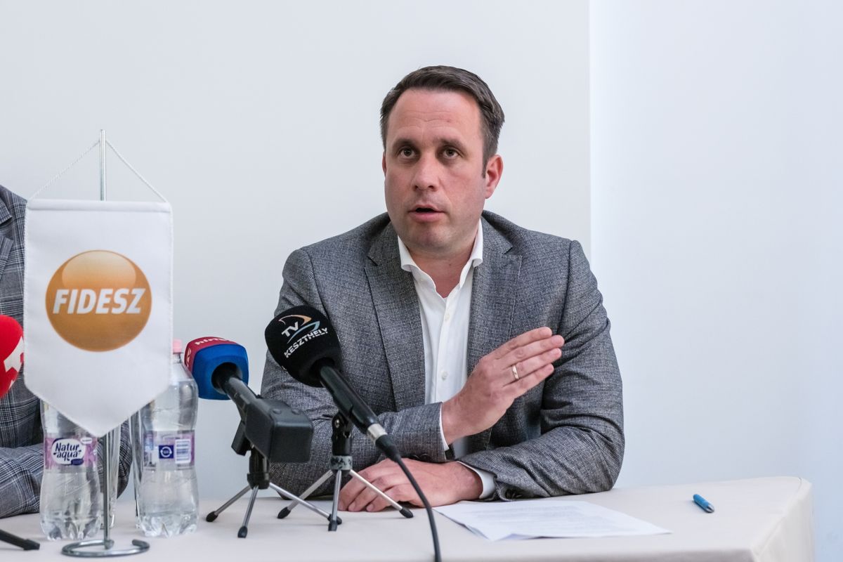 Dömötör Csaba, a Fidesz európai parlamenti képviselője szerint a weberi ölelésnek ára van. Magyar Pétert a gazdája védi (Fotó: MTI/Katona Tibor)