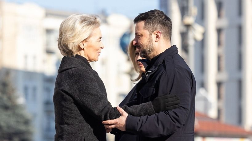 Kijev, 2025. február 24.
Az ukrán elnöki sajtószolgálat felvételén Volodimir Zelenszkij ukrán elnök (j) fogadja Ursula von der Leyent, az Európai Bizottság elnökét az ukrajnai háború kitörésének harmadik évfordulója alkalmából rendezett megemlékezésen Kijevben 2025. február 24-én.
MTI/EPA/Ukrán elnöki sajtószolgálat