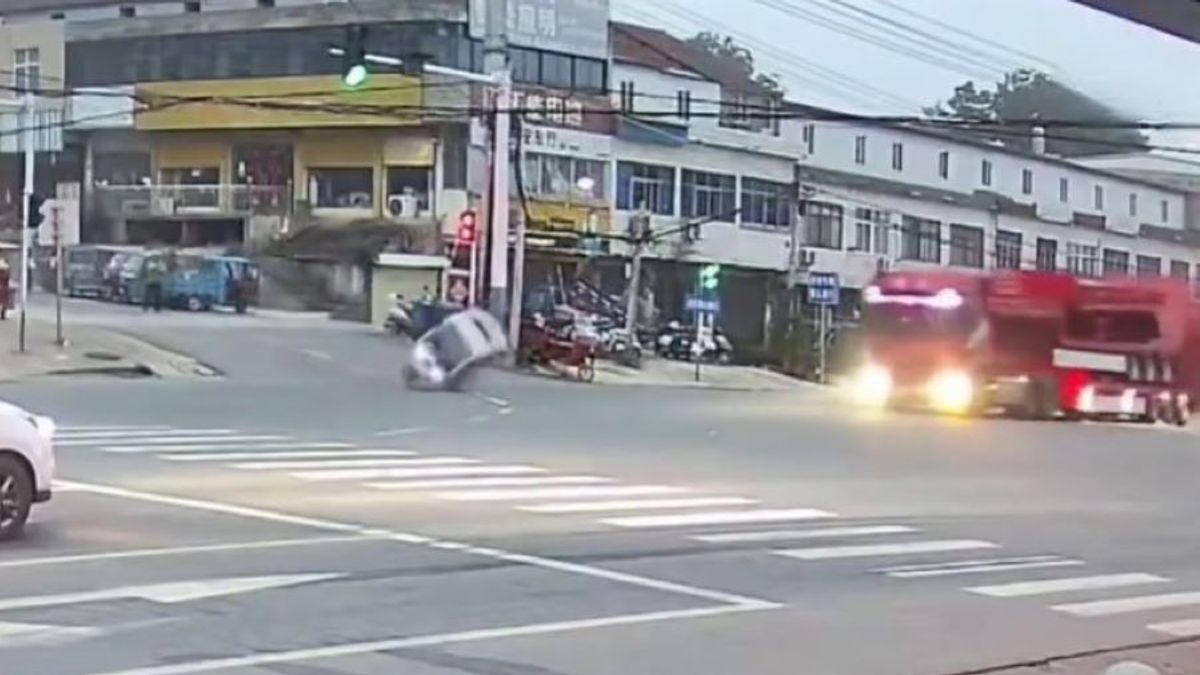 Megijedt a tuktuktól a kamionos, ami ezután jött, arra senki nem számított + videó