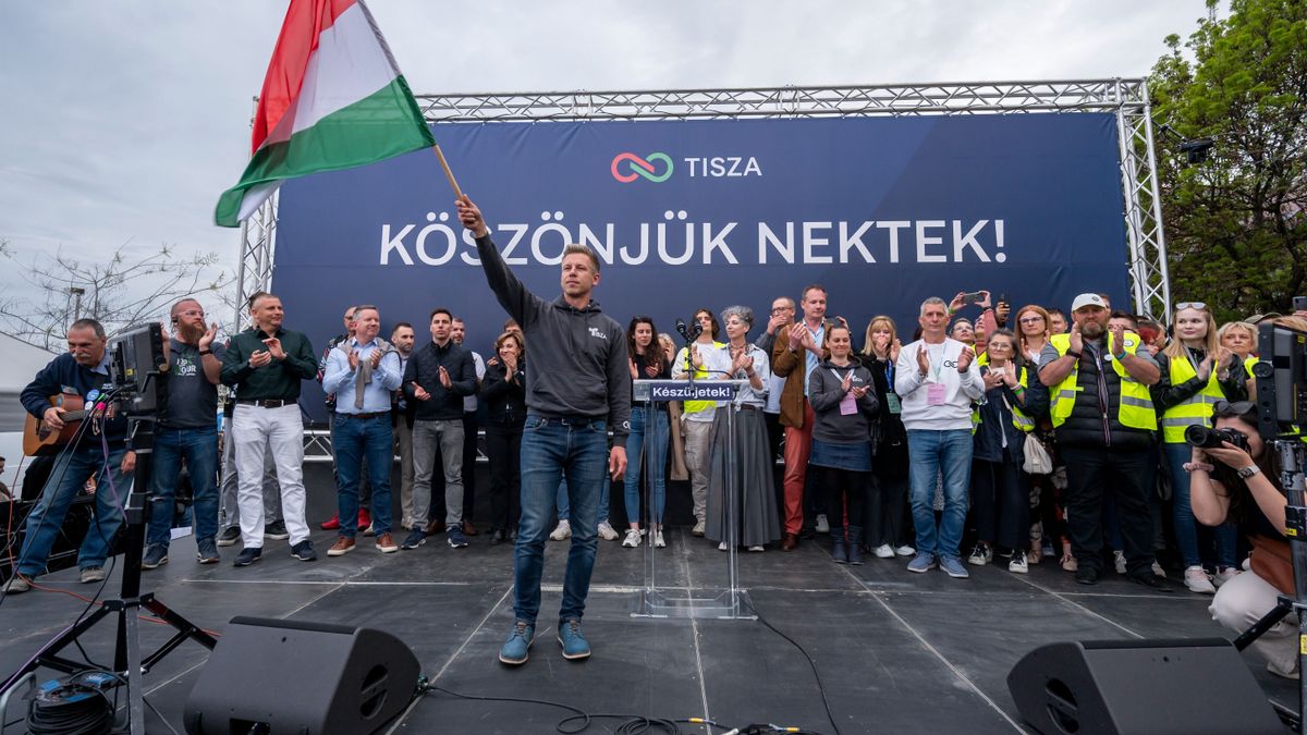 Budapest, 2025. április 13.Magyar Péter , a Tisza Párt elnöke (elöl) a párt „Nemzet Hangja” elnevezésű kezdeményezése kérdéseinek eredményváró rendezvényén a Műegyetem rakparton 2025. április 13-án. MTI/Balogh Zoltán