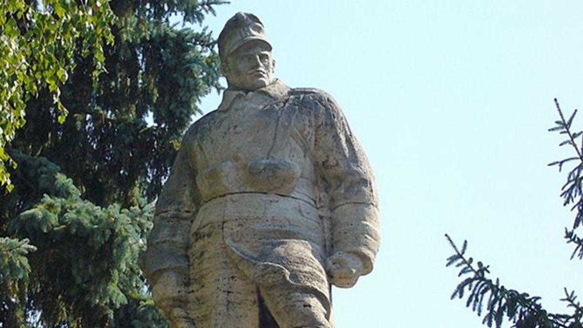 A bukott miniszter külföldön rágalmaz 

 