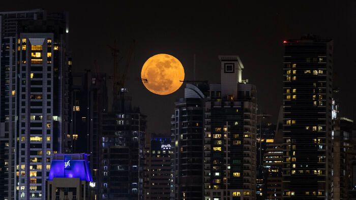Dubajban narancsos színben pompázott a Strawberry Moon a felhőkarcolók felett