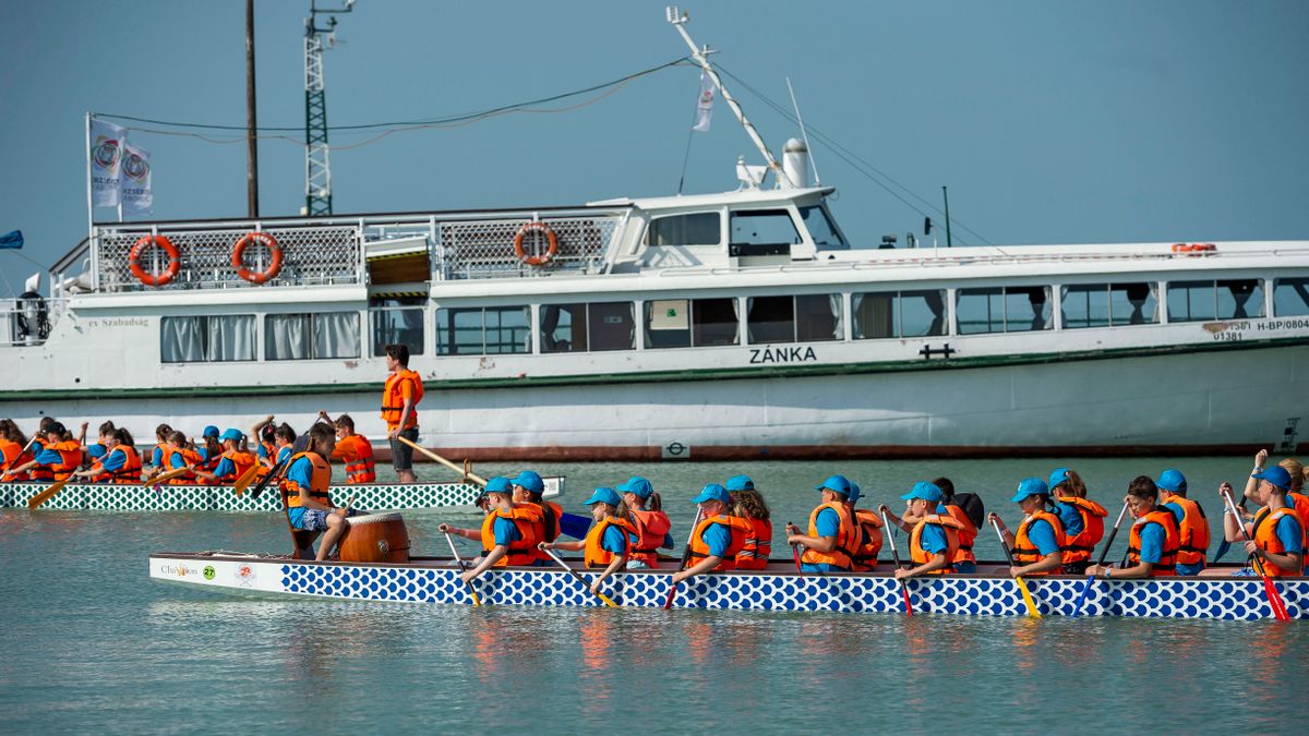 Zánka, 2019. június 25.
Gyerekek sárkányhajóznak a Balatonon a zánkai Erzsébet Üdülőközpont és Táborban 2019. június 25-én.
MTI/Bodnár Boglárka