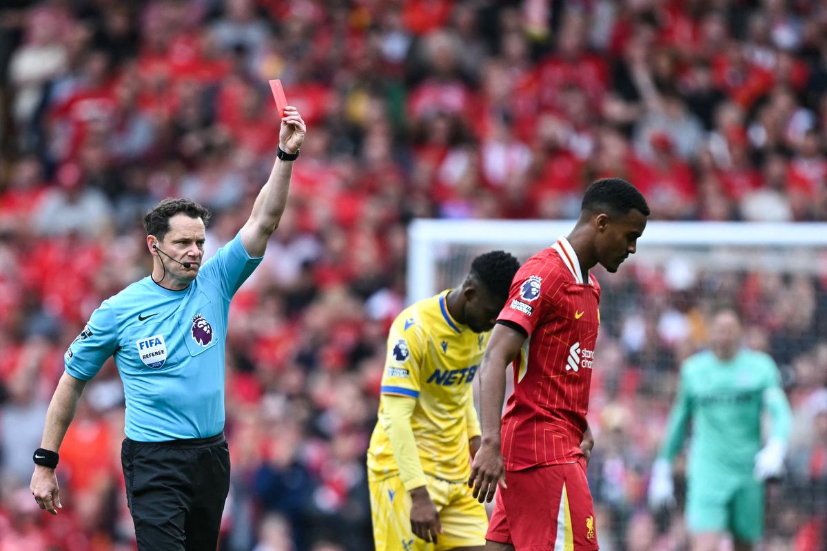 Ryan Gravenberch a Liverpool–Crystal Palace meccsen kapott piros lapja miatt bűnhődik