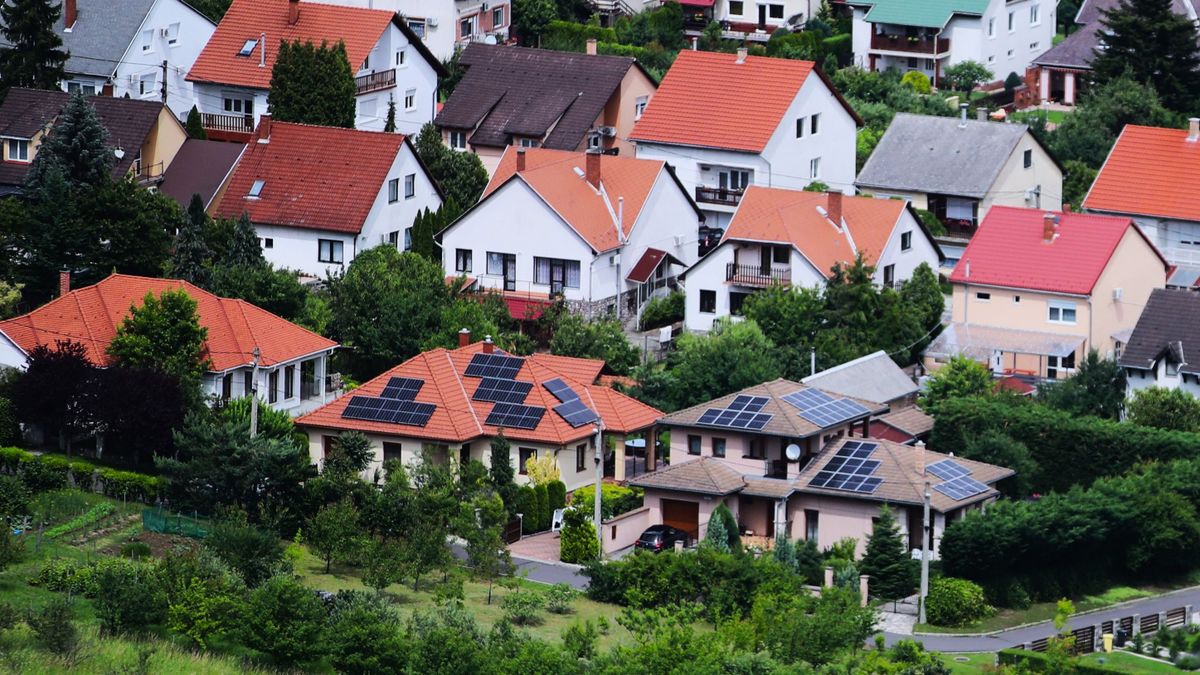 20240604 Magyarország
Illusztrációk
Fotó: Havran Zoltán HZ
Magyar Nemzet MN
A képen: agglomeráció
falu falukép
napelemek háztetőn