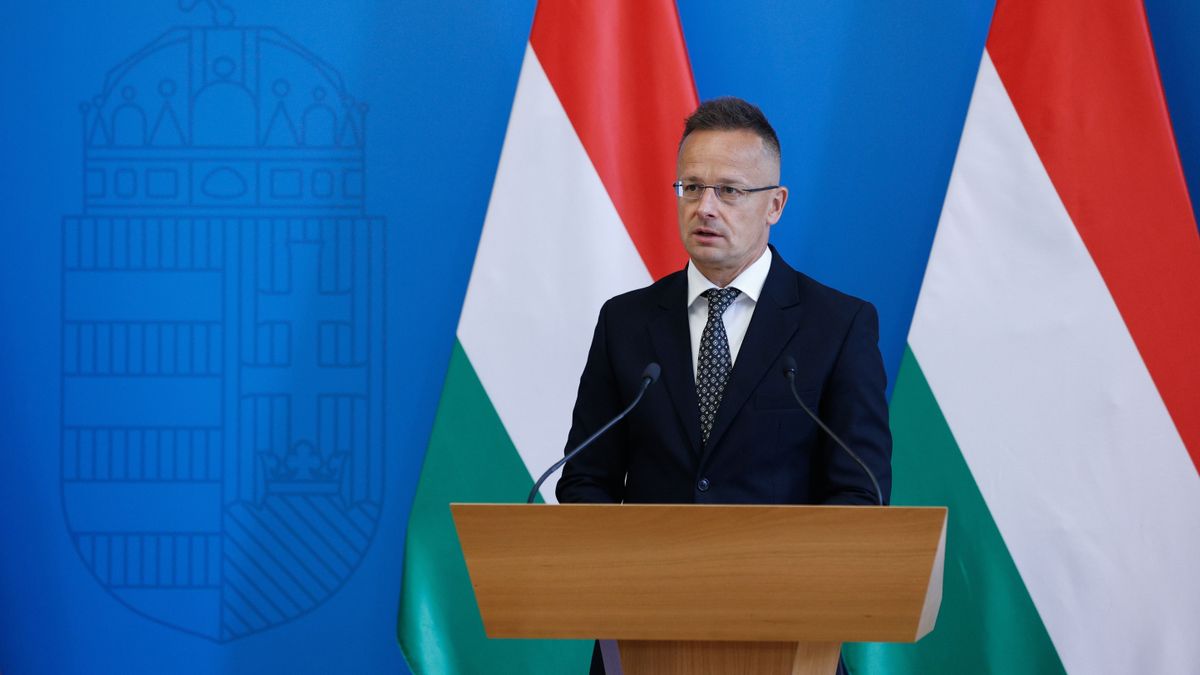 Szijjártó Péter: Ki akarják nyírni a rezsicsökkentést