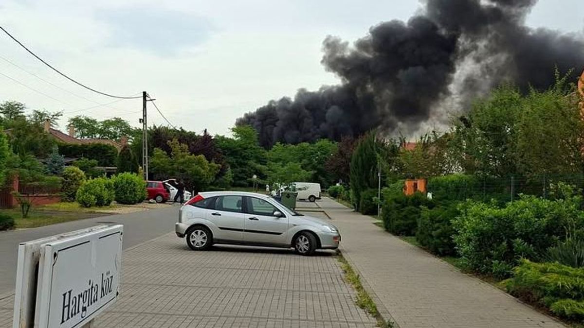Lángol egy Budapest környéki telephely, gigantikus fekete füst árad a lakóövezet felé