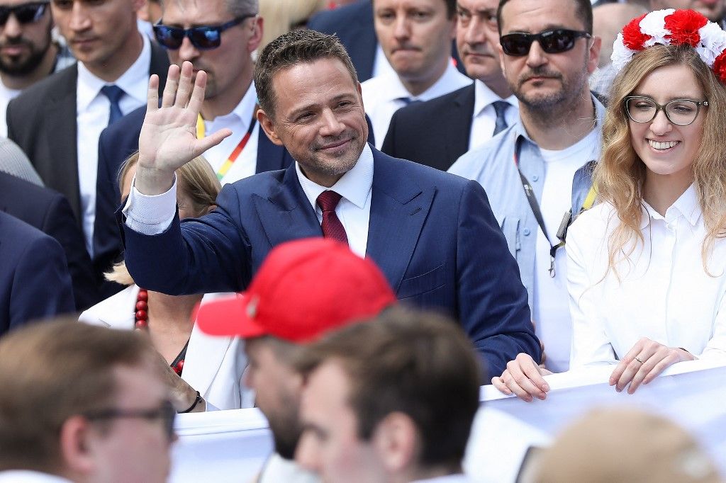 Rafal Trzaskowski (kék öltönyben) szoros versenyben maradt alul Nawrockival szemben a lengyelországi választásokon