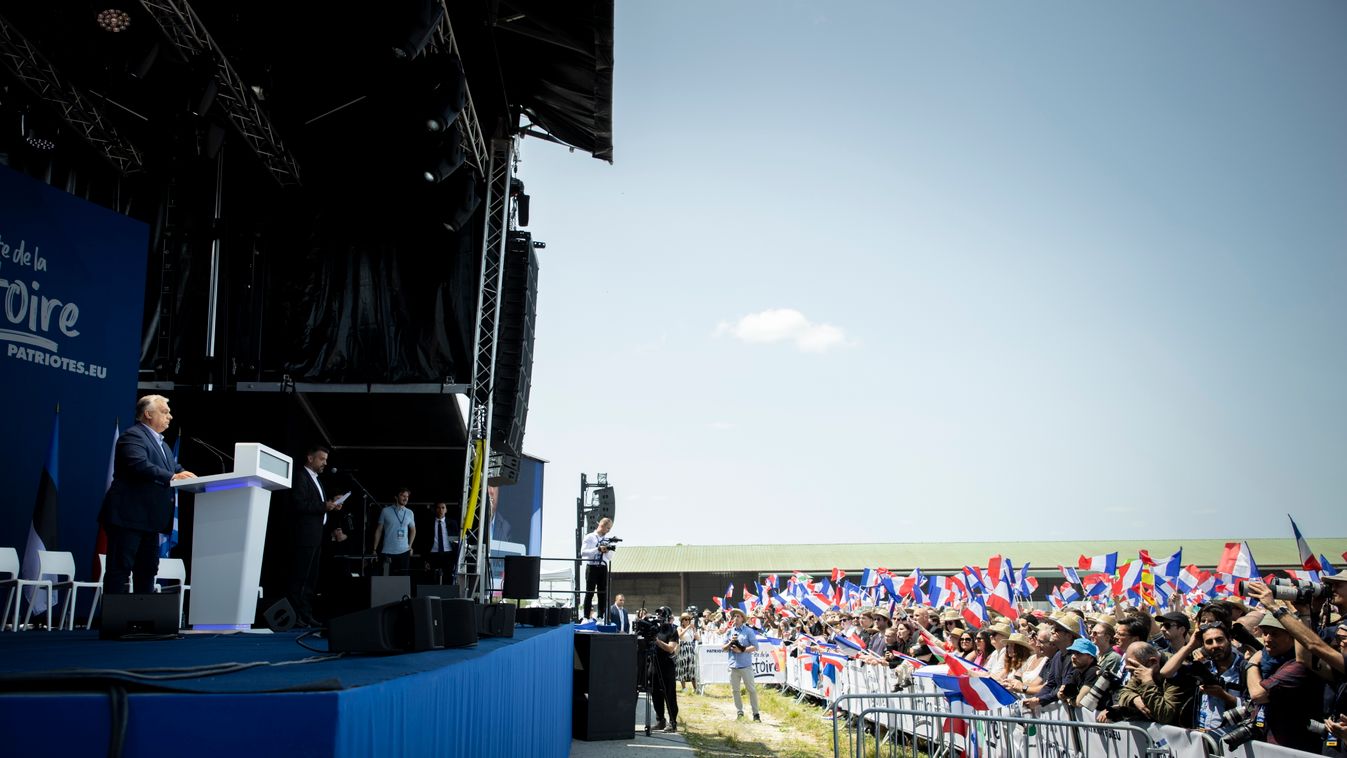 A Miniszterelnöki Kommunikációs Főosztály által közreadott képen Orbán Viktor miniszterelnök, a Fidesz elnöke beszédet mond a Patrióták Európáért pártcsalád nagygyűlésén a franciaországi Mormant-sur-Vernissonban 2025. június 9-én (Fotó: MTI/Miniszterelnök