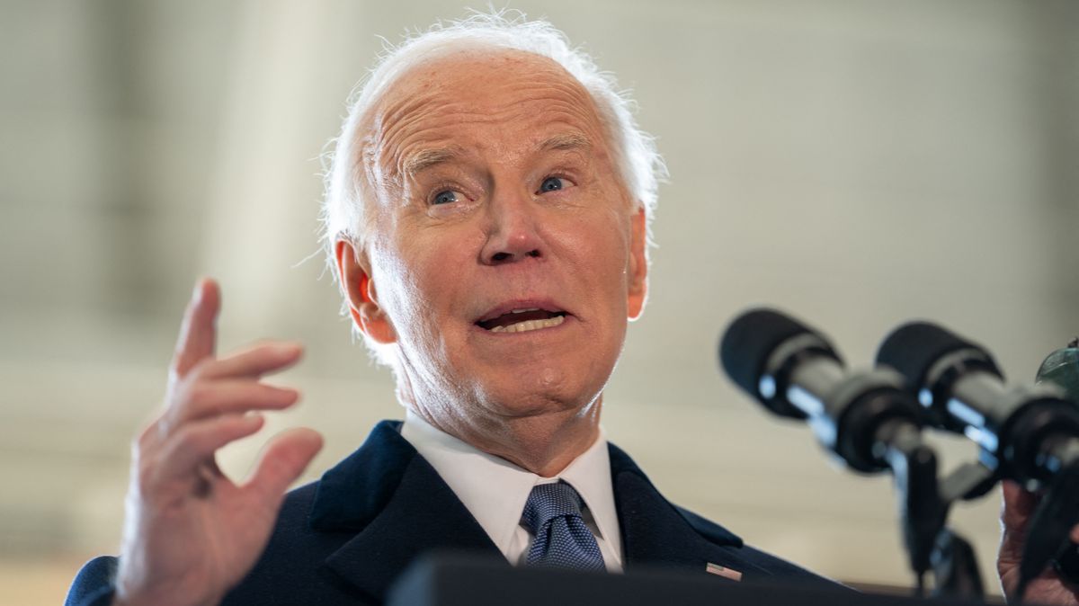 Titkosügynök beszélt Joe Biden mentális hanyatlásáról, aki még a Fehér Házban is eltévedt