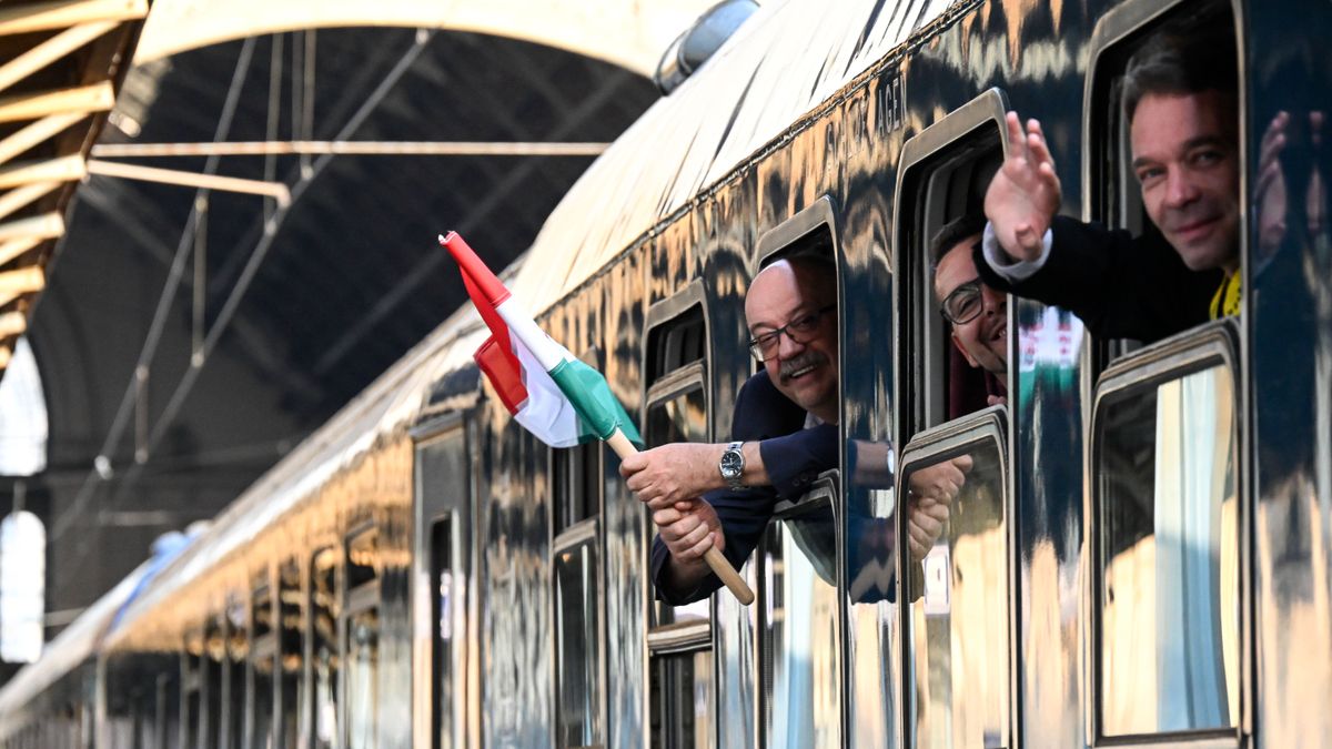 Elindult a Székely gyors és a Csíksomlyó expressz Erdélybe