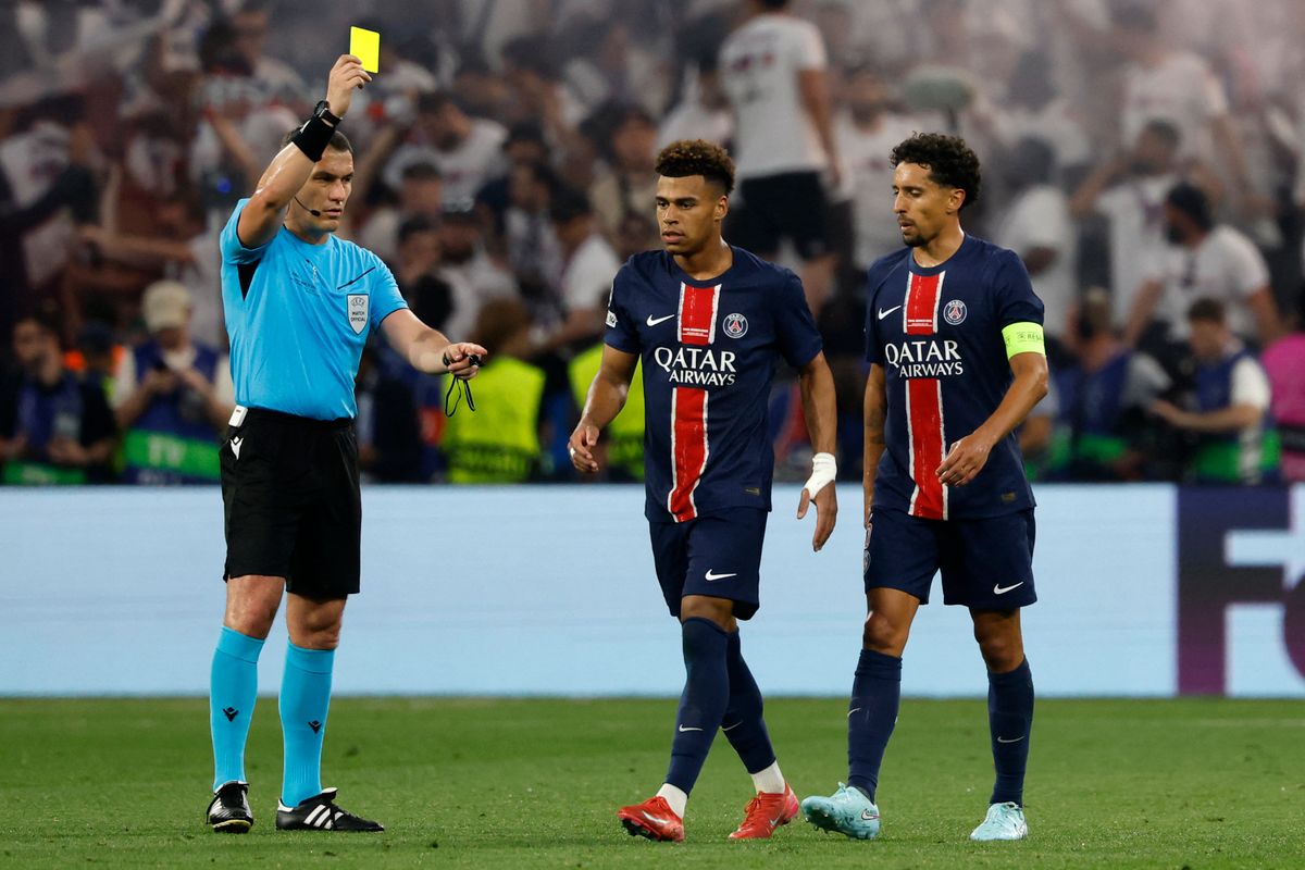 Kovács István a BL-döntőben Douénak sárga lapot adott, de a PSG játékosát ez aligha bosszantja