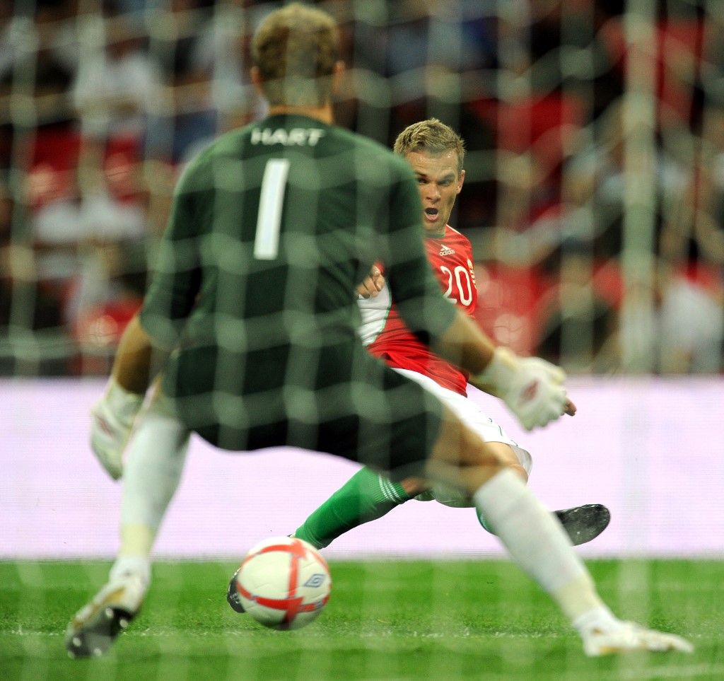 Koman Valdimir az angolok ellen lő gólt a Wembley-ben a korosztályos magyar válogatottban