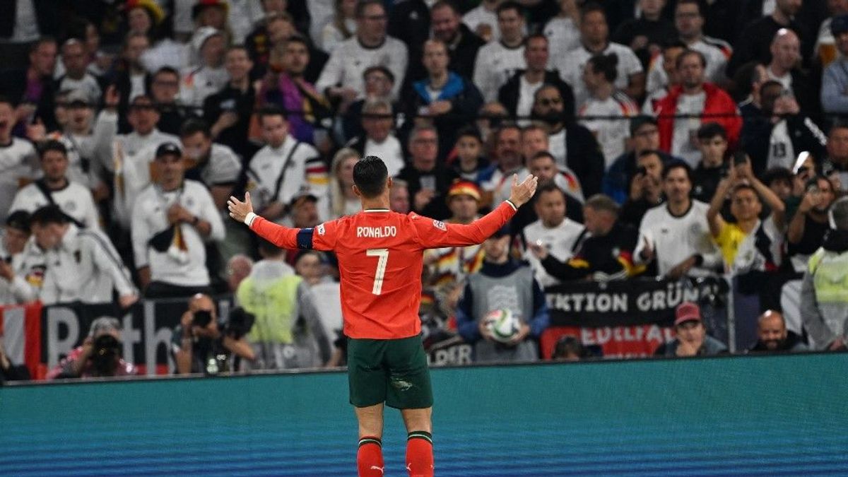Ronaldo ezért állt bosszút a németeken: Messivel hergelték és berohanó néző rángatta