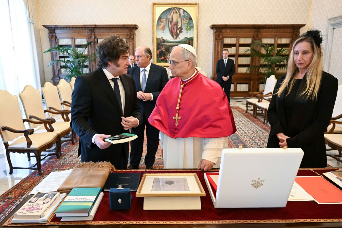 This handout photograph taken and released on June 7, 2025, by Vatican Media shows Pope Leo XIV (C) flanked by Argentina's President Javier Milei (L) and his sister, Argentina's Secretary General of the Presidency Karina Milei (R), during a private audience at the Vatican. (Photo by Mario Tomassetti / VATICAN MEDIA / AFP) / RESTRICTED TO EDITORIAL USE - MANDATORY CREDIT "AFP PHOTO/VATICAN MEDIA/MARIO TOMASSETTI" - NO MARKETING NO ADVERTISING CAMPAIGNS - DISTRIBUTED AS A SERVICE TO CLIENTS