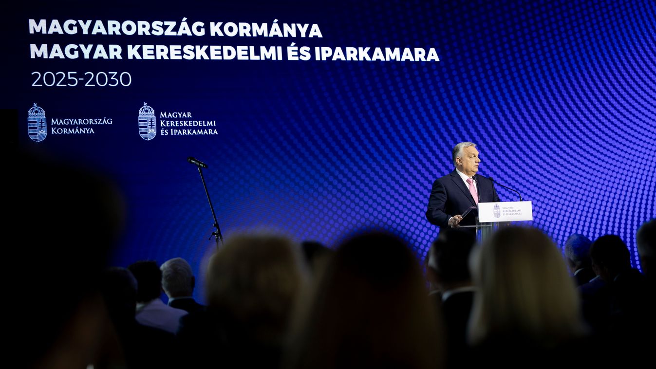 A Miniszterelnöki Kommunikációs Főosztály által közreadott képen Orbán Viktor miniszterelnök beszédet mond a Magyar Kereskedelmi és Iparkamara küldöttgyűlésén a budapesti Groupama Arénában 2025. május 30-án (Fotó: MTI/Miniszterelnöki Kommunikációs Főosztá