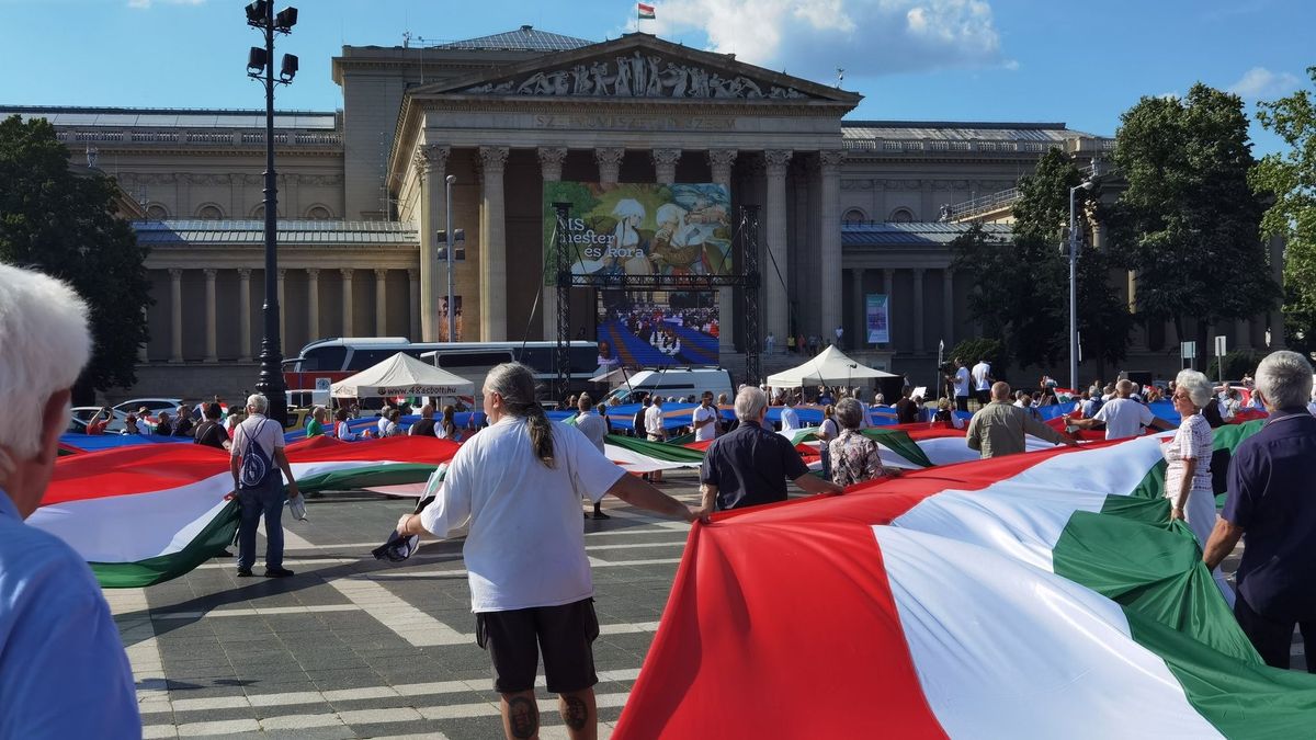 Szivárványzászló helyett magyar és székely zászló lobogott az Andrássy úton + videók