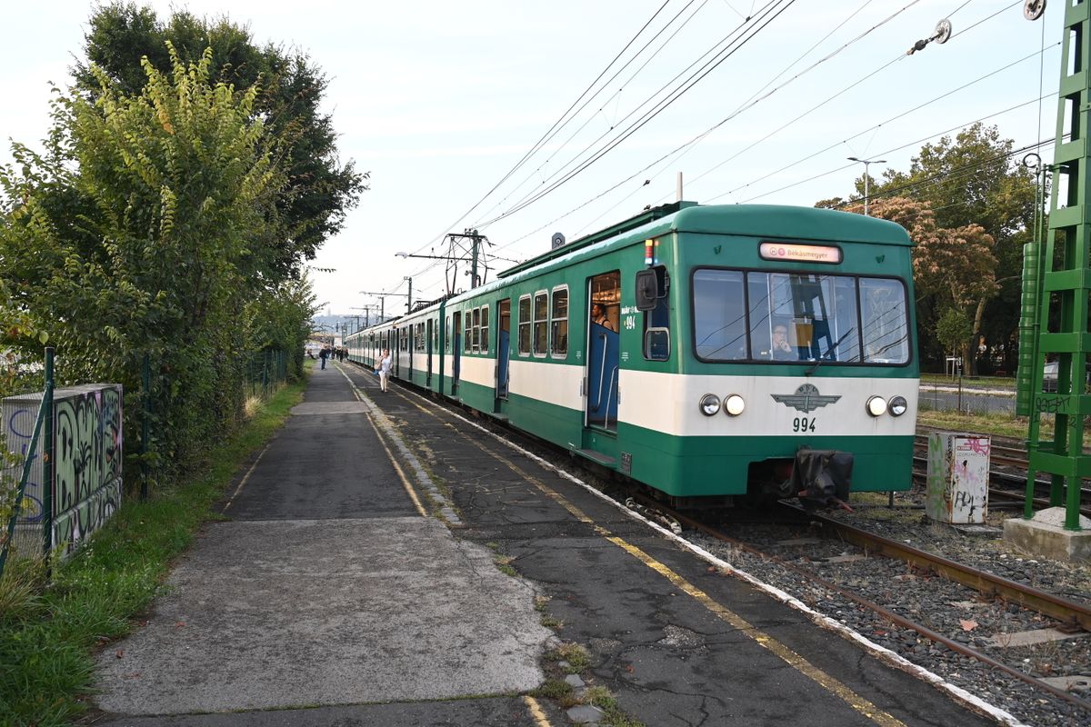 Budapest, 2024. szeptember 18.
A szentendrei (H5-ös) HÉV felszínen kialakított ideiglenes végállomása a Margit híd budai hídfőjének közelében 2024. szeptember 18-án. Az árvíz miatt lezárták a H5-ös HÉV alagúti szakaszát.
MTI/Máthé Zoltán