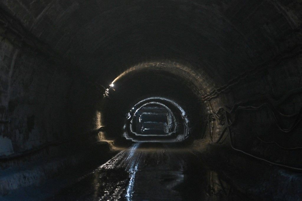 Picture taken on May 28, 2025 shows a tunnel of the Praid salt mine which was partly flooded after a nearby stream swell following heavy rain. Romanian authorities scrambled for ways to save a salt mine in the northern village of Praid from being further destroyed on May 31, 2025, as heavy rain has flooded part of the mine.
Heavy floods in the region in recent days have swollen a stream near the partially inundated Praid salt mine, which has been shut down since early May. (Photo by Alex NICODIM / AFP)