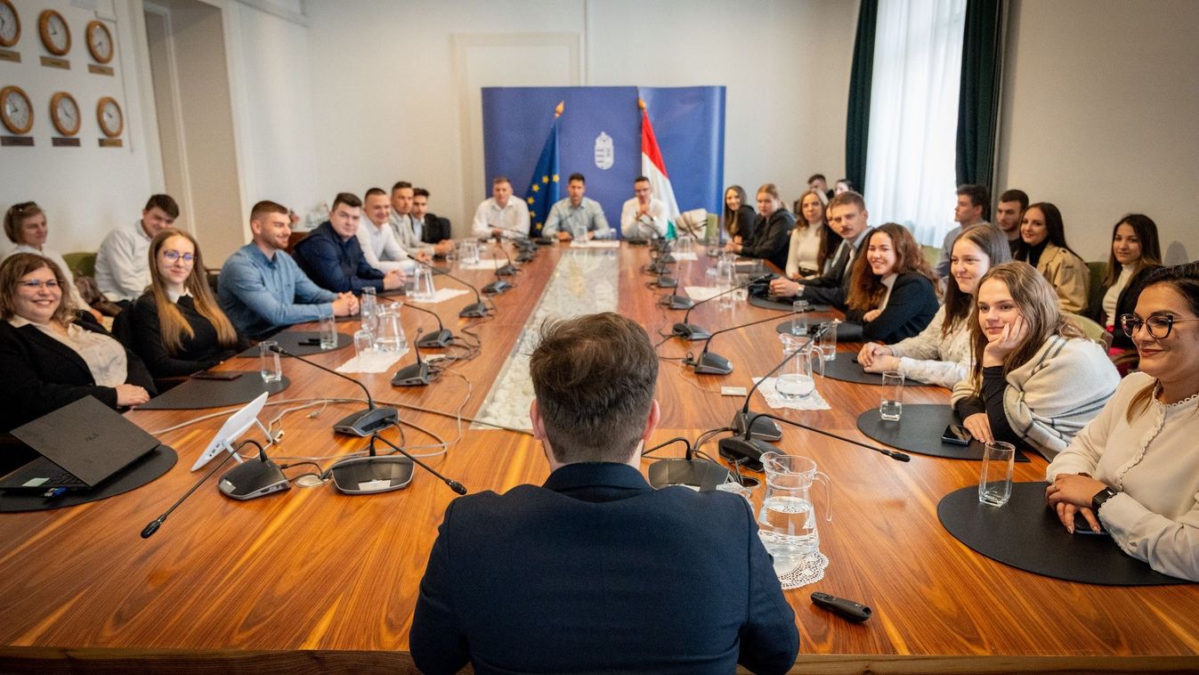 külhoni magyarok, Határtalanul a Magyar Fiatalokért Egyesület, Magyar Péter, Tisza Párt, Erdély, Románia