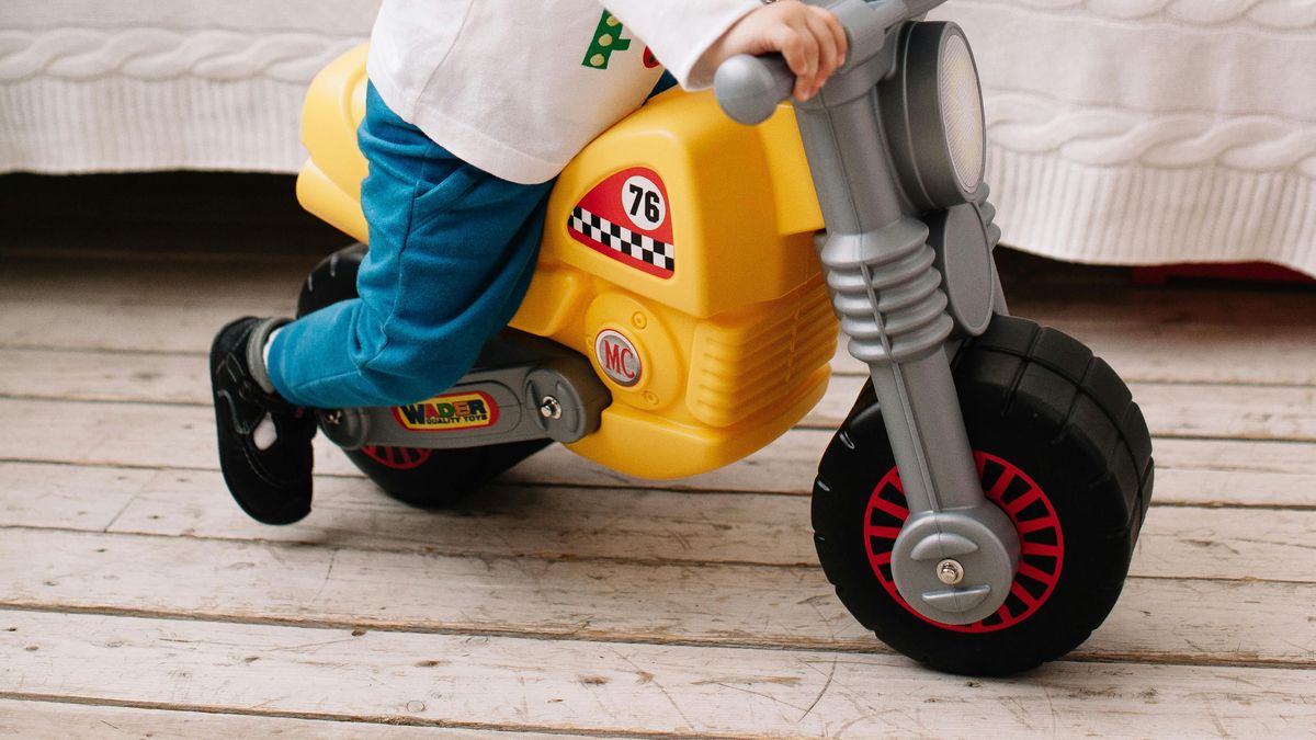 Nyuszimotorral hajtott a forgalomba egy kisgyerek, többen a megmentésére siettek + videó