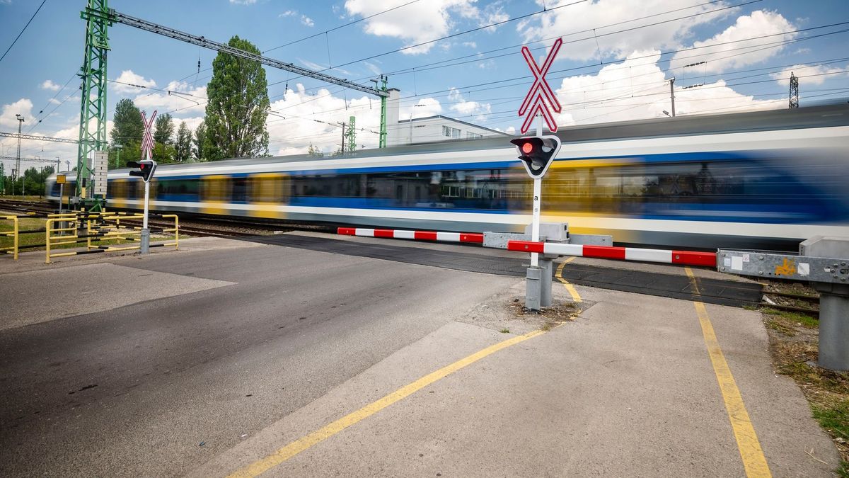 Azonnali vizsgálat indult a MÁV-nál, „nem elfogadható, hogy családok ezrei szívnak”