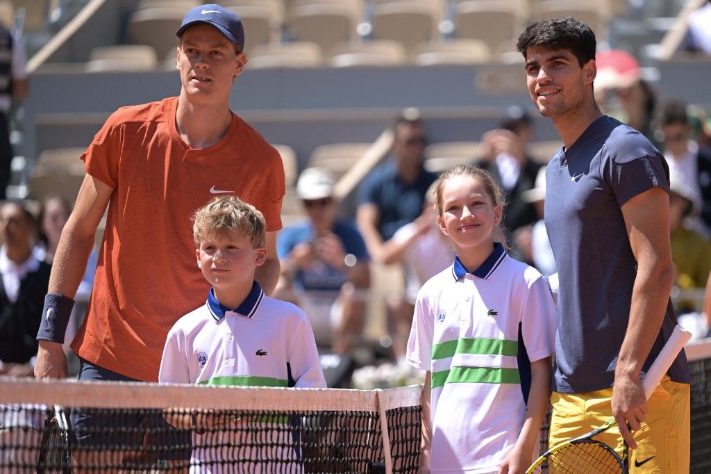 Sinner–Alcaraz, tenisz, Carlos Alcaraz, Jannik Sinner, Roland Garros, döntő, Italy's Jannik Sinner (L) and Spain's Carlos Alcaraz pose for a picture prior to their men's singles semi final match on Court Philippe-Chatrier on day thirteen of the French Open tennis tournament at the Roland Garros Complex in Paris on June 7, 2024. (Photo by Bertrand GUAY / AFP)
