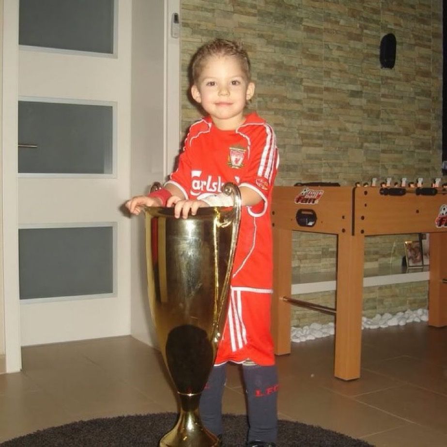 Pécsi Ármin gyerekként a Liverpool mezében