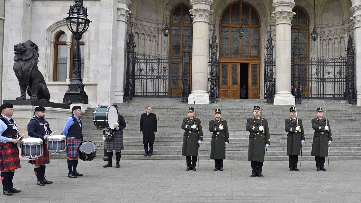 Budapest, 2023. január 30.
Zenés őrségváltás a Skótduda Zenekar és az Országgyűlési Őrség közreműködésével Robert Burns skót nemzeti költő születésének 264. évfordulója alkalmából, a Magyar-Skót Társaság és a Robert Burns Nemzetközi Alapítvány szervezésében az Országház főlépcsőjénél 2023. január 30-án. Robert Burns 1759. január 25-én született és 1796. július 21-én 37 évesen hunyt el.
MTI/Lakatos Péter