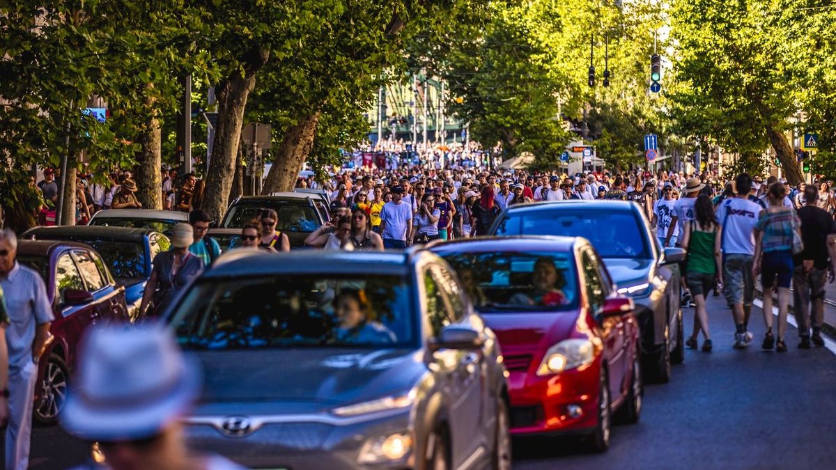Teljes közlekedési káoszt okoz a betiltott pride, a szervezők nem működnek együtt a rendőrséggel