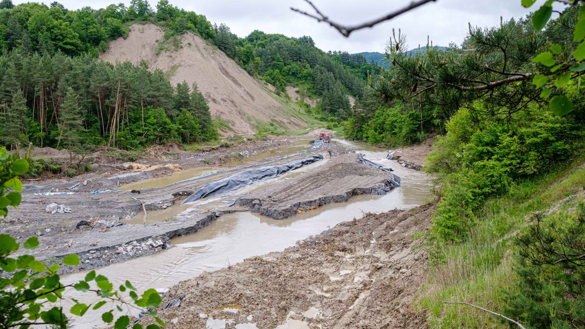 Parajd, 2025. május 30.
A Korond-pataknak a Só-szorosban lévő mederszakasza 2025. május 30-án. Miután az itt kialakult víznyelőkbe ömlő víz teljesen feltöltötte a parajdi sóbánya tárnáit, a folyam visszatért a medrébe. Az előző napon fel kellett adni a föld alatti védekezést a sóbányánál, miután nem sikerült megóvni a beáramló víztől a létesítmény legújabb részlegét, a Telegdy-bányát.
MTI/Veres Nándor