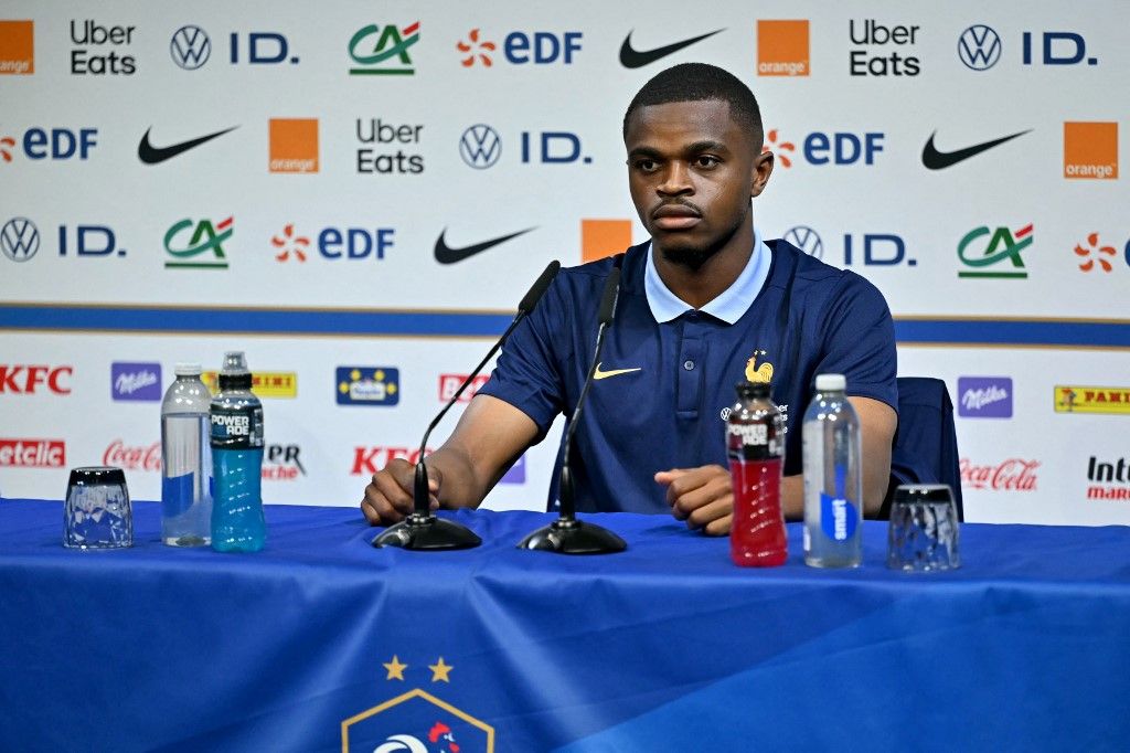Pierre Kalulu, francia válogatott, Franciaország, Spanyolország, Nemzetek Ligája, elődöntő, France's national football team defender Pierre Kalulu holds a press conference ahead of the upcoming UEFA Nations League finals football fixtures, in Clairefontaine on May 31, 2025. The fourth edition of the UEFA Nations League finals takes place in Germany from 4-8 June between Germany, Portugal, Spain and France. (Photo by LOU BENOIST / AFP)