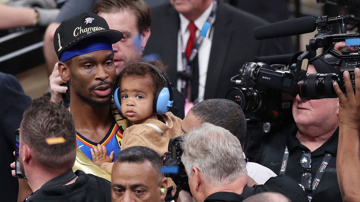 Az Oklahoma City Thunder játékosa Shai Gilgeous-Alexander a gyermekével ünnepelte az NBA-bajnoki címet.