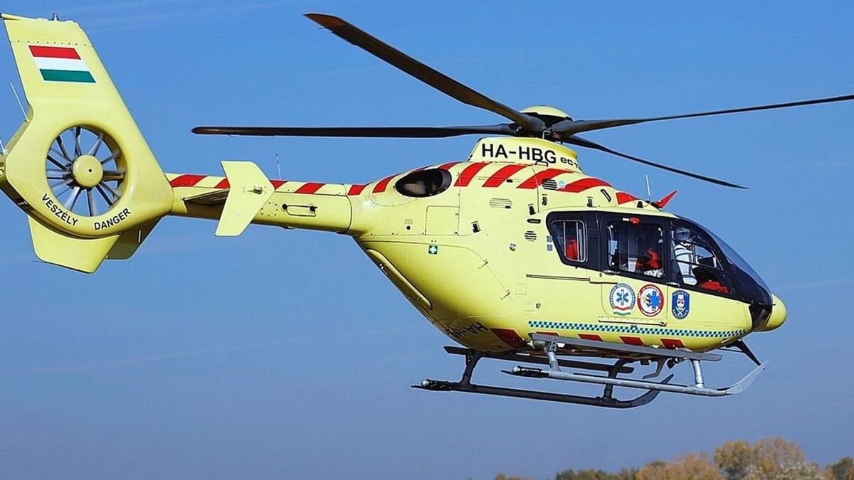 Mentőhelikopter szállt le az M7-esen, az utasok életéért küzdenek