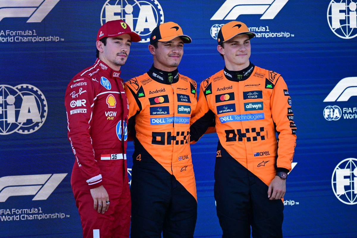 Max Verstappen sehol, íme az időmérő első három helyezettje (balról jobbra): Charles Leclerc, Lando Norris és Oscar Piastri