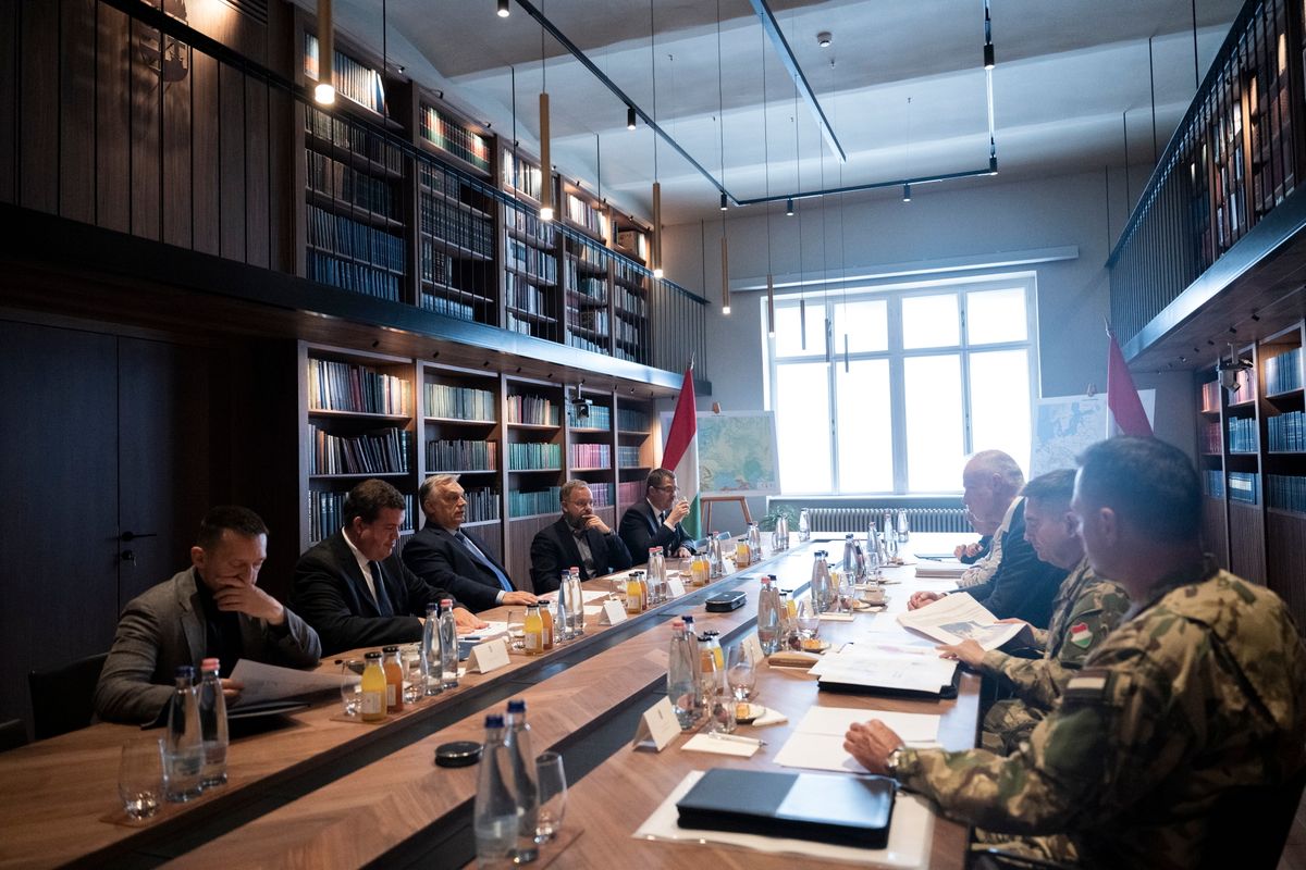 Budapest, 2025. június 2.
A Miniszterelnöki Kommunikációs Főosztály által közreadott képen Orbán Viktor miniszterelnök (b3) a Védelmi Tanács ülésén a Karmelita kolostorban 2025. június 2-án. A kormányfő mellett Orbán Balázs, a miniszterelnök politikai igazgatója (b4), Bordás Gábor, a Miniszterelnöki Kormányiroda közigazgatási államtitkára (b2), Rogán Antal, a Miniszterelnöki Kabinetirodát vezető miniszter (b), jobbról Szalay-Bobrovniczky Kristóf honvédelmi miniszter (j3) és Böröndi Gábor vezérezredes, a Honvéd Vezérkar főnöke (j2).
MTI/Miniszterelnöki Kommunikációs Főosztály/Benko Vivien Cher