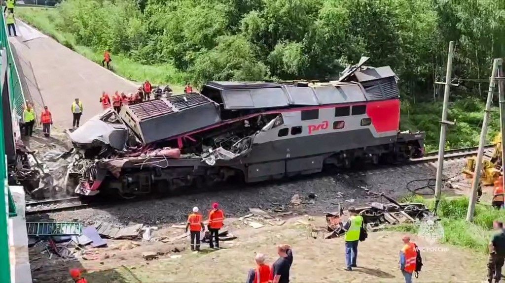 This video grab from a handout footage released by Russia's emergency ministry on June 1, 2025 shows specialists working at the scene after a road bridge collapsed onto a railway line late on May 31, 2025, derailing a passenger train heading to Moscow, in the Bryansk region. The overnight collapse of two bridges in Russian regions bordering Ukraine that killed seven people were caused by explosions, Russian officials said Sunday, treating them as  "acts of terrorism". (Photo by Handout / RUSSIAN EMERGENCY MINISTRY / AFP) / RESTRICTED TO EDITORIAL USE - MANDATORY CREDIT "AFP PHOTO / Russian emergency ministry / handout" - NO MARKETING NO ADVERTISING CAMPAIGNS - DISTRIBUTED AS A SERVICE TO CLIENTS