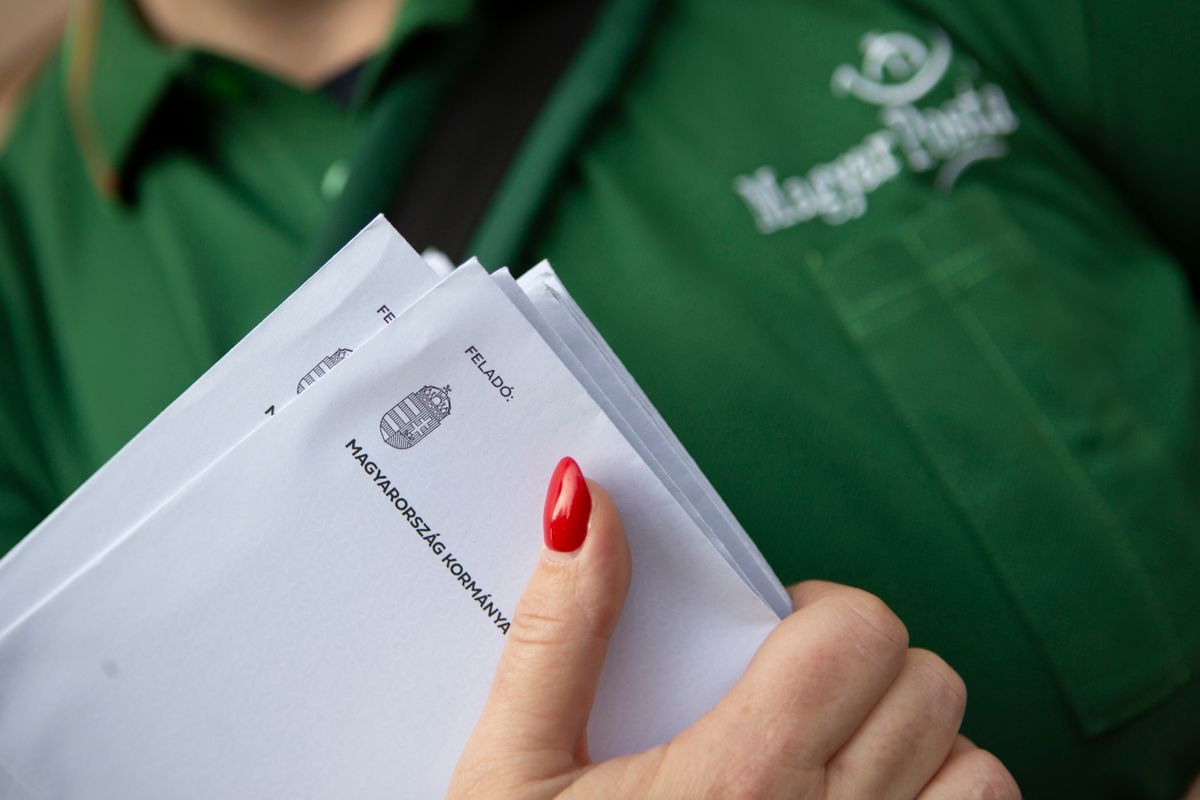 Budapest, 2024. október 28.
A nemzeti konzultáció kérdőíveit kézbesíti egy postás egy budapesti társasházban 2024. október 28-án. A Magyarország meg tudja csinálni címet viselő konzultáción a kormány tizenegy kérdésben kéri ki az emberek véleményét.
MTI/Kocsis Zoltán