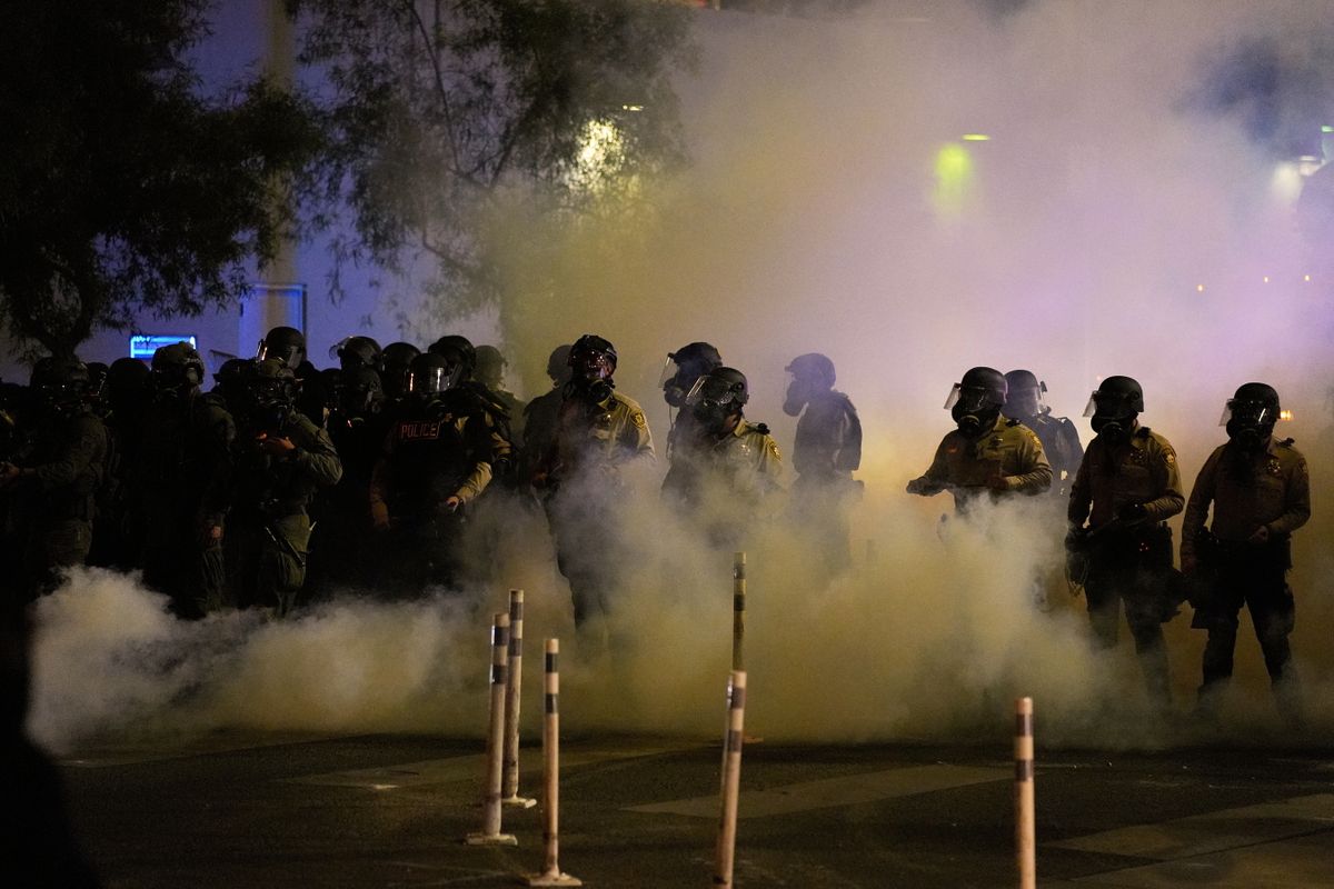 klubvilágbajnokság Las Vegas, 2025. június 12.Rendőrök oszlatják a bevándorlási törvények szigorított végrehajtása miatti tüntetőket 2025. június 11-én. A zavargások június 6-án kezdődtek Los Angelesben, mert a Bevándorlási és Vám-végrehajtás (ICE) szövetségi szervezet ügynökei átfogó műveletet indítottak az illegális bevándorlók letartóztatására.MTI/AP/John Locher