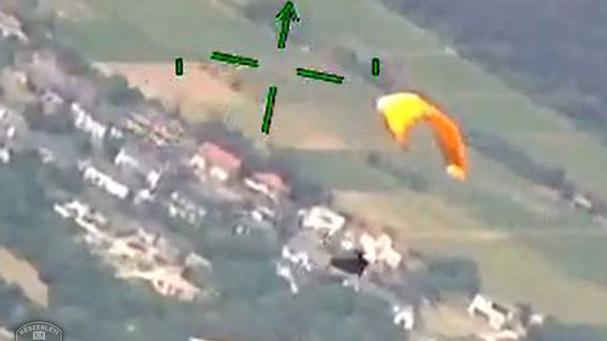 Rendőrségi helikopter szedett le egy siklóernyőst + videó