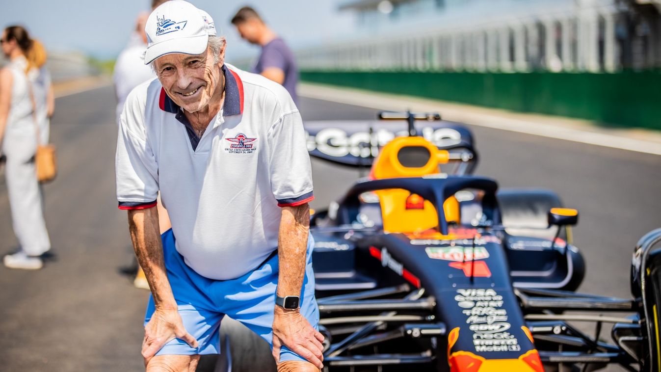 Frankl András a Hungaroring célegyenesében, a Forma–1-es világbajnok Max Verstappent is alkalmazó Red Bull versenyautójával.